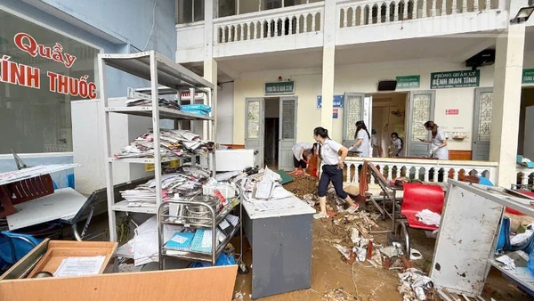 Nước bất ngờ tràn vào, đã gây ngập nhiều khoa, phòng cùng các thiết bị của Bệnh viện đa khoa khu vực Vân Hồ, cơ sở Thảo Nguyên. (Ảnh: THANH VÂN)