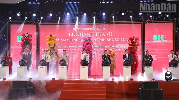 Các đại biểu thực hiện nghi thức tại Lễ khánh thành Nhà máy tinh bột biến tính BHL Sơn La.