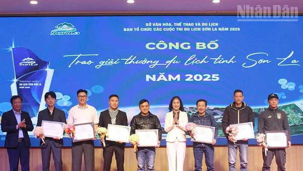 Ban Tổ chức trao giải ảnh đẹp Sơn La cho các tác giả.