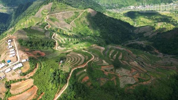 Nhìn từ trên cao, đường lên bản Huổi Có, xã Mường La như sợi chỉ vắt trên những triền núi.