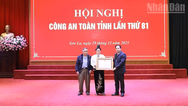 Bí thư Tỉnh ủy Sơn La Hoàng Văn Nghiệm chuyển trao Huân chương Bảo vệ Tổ quốc hạng Ba cho thân nhân gia đình đồng chí Lò Văn Tân, Tổ trưởng Tổ bảo vệ an ninh trật tự ở cơ sở xã Mường La.