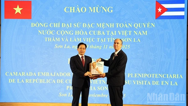 Đại sứ đặc mệnh toàn quyền nước Cộng hòa Cuba tại Việt Nam tặng quà lưu niệm cho tỉnh Sơn La.