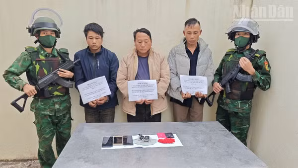 Ba đối tượng Vàng A Chớ, Lò Văn Chiều và Vì Văn En cùng tang vật.