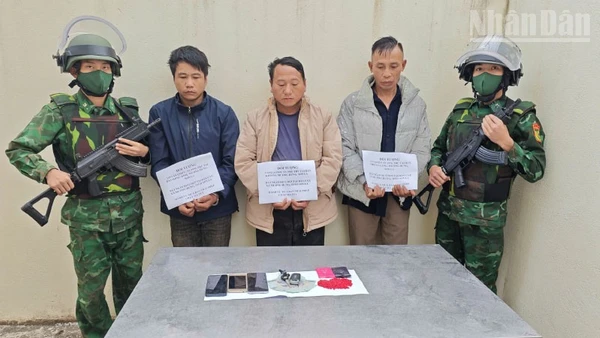 Ba đối tượng Vàng A Chớ, Lò Văn Chiều và Vì Văn En cùng tang vật.