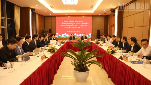 Đoàn công tác của Bộ Dân tộc và Tôn giáo do đồng chí Đào Ngọc Dung làm Trưởng đoàn, đã thăm và làm việc với tỉnh Sơn La. 