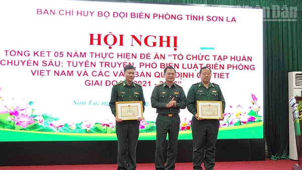 Tặng giấy khen cho các tập thể và cá nhân có thành tích trong công tác triển khai và tuyên truyền Luật Biên phòng Việt Nam.