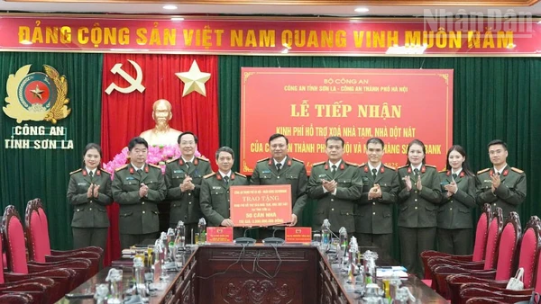 Đoàn công tác Công an thành phố Hà Nội trao kinh phí hỗ trợ sửa chữa, xây mới 50 căn nhà cho đồng bào các dân tộc tỉnh Sơn La. 