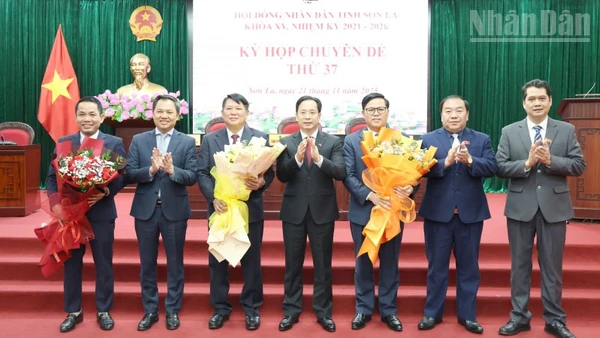 Đồng chí Hoàng Văn Nghiệm, Bí thư Tỉnh ủy Sơn La tặng hoa chúc mừng các đồng chí được Hội đồng nhân dân bầu tại kỳ họp thứ 37.