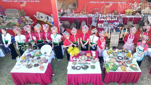 Mâm cỗ với nhiều món ăn dân tộc của bản Phứa Cón, phường Chiềng An thu hút nhiều người tham quan.