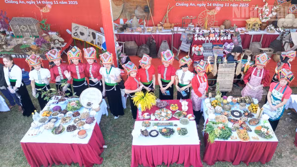 Mâm cỗ với nhiều món ăn dân tộc của bản Phứa Cón, phường Chiềng An thu hút nhiều người tham quan.