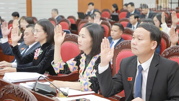 Các đại biểu biểu quyết thông qua các nghị quyết tại kỳ họp thứ 12, Hội đồng nhân dân tỉnh Sơn La khóa XV.