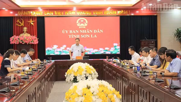 Đồng chí Nguyễn Đình Việt, Chủ tịch Ủy ban nhân dân tỉnh Sơn La chủ trì cuộc họp.