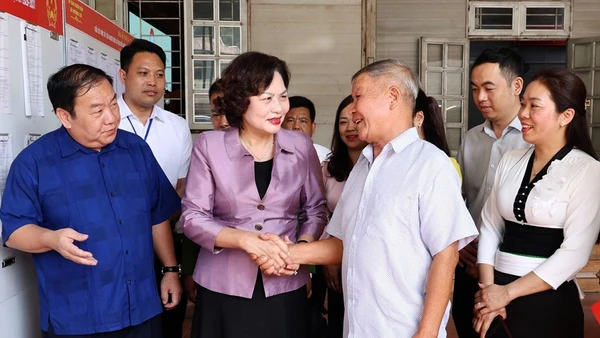 Những người ứng cử đại biểu Quốc hội Việt Nam khóa XVI trao đổi với cử tri tại Đơn vị bầu cử số 3, xã Mường Cơi và xã Mường Bang. 