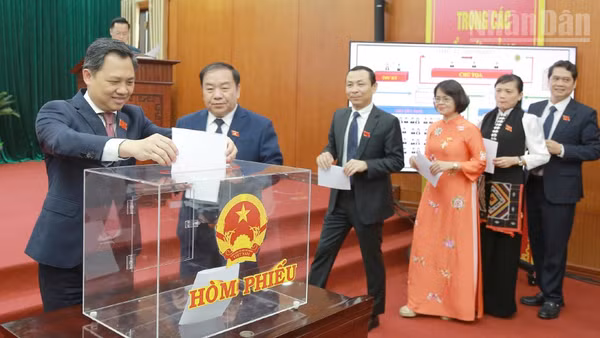 Các đại biểu tham gia bầu nhân sự chủ chốt Hội đồng nhân dân tỉnh tại kỳ họp thứ nhất, Hội đồng nhân dân tỉnh Sơn La khóa XVI, nhiệm kỳ 2026-2031.