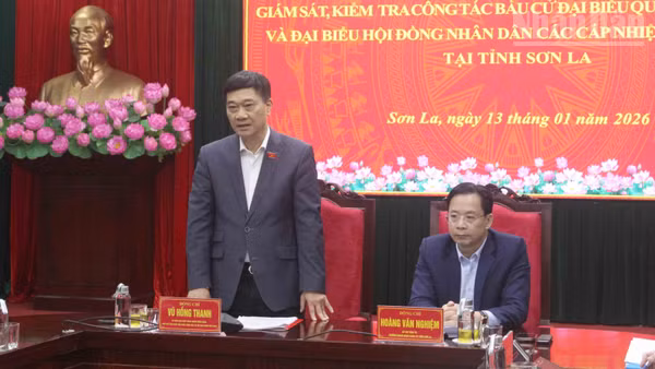 Đồng chí Vũ Hồng Thanh, Ủy viên Trung ương Đảng, Phó Chủ tịch Quốc hội phát biểu tại cuộc làm việc với tỉnh Sơn La.