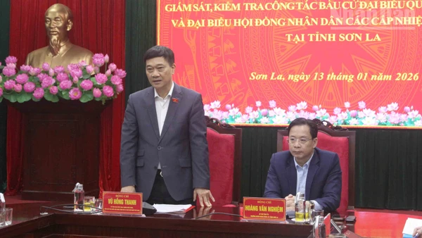 Đồng chí Vũ Hồng Thanh, Ủy viên Trung ương Đảng, Phó Chủ tịch Quốc hội phát biểu tại cuộc làm việc với tỉnh Sơn La.