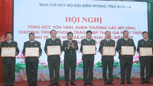 Thiếu tướng Nguyễn Đức Mạnh, Phó Tư lệnh Bộ đội Biên phòng trao Bằng khen cho các tập thể, cá nhân tiêu biểu.