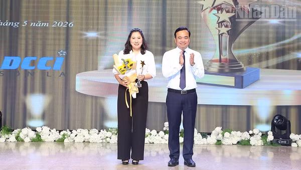Đồng chí Hà Trung Chiến, Phó Chủ tịch Thường trực Ủy ban nhân dân tỉnh Sơn La trao cúp vinh danh và tặng hoa chúc mừng Sở Văn hóa, Thể thao và Du lịch, đơn vị dẫn đầu bảng xếp hạng DCCI năm 2025.