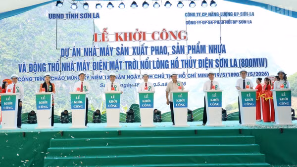 Các đại biểu thực hiện nghi thức khởi công Nhà máy sản xuất phao, sản phẩm nhựa và động thổ dự án điện mặt trời nổi lòng hồ thủy điện Sơn La.
