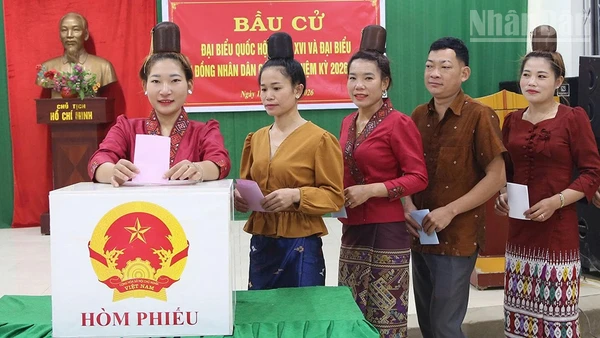 Cử tri đồng bào dân tộc Lào bản Hua Mường, xã biên giới Sốp Cộp, tỉnh Sơn La từ sáng sớm đã có mặt tại nhà văn hóa bản để bỏ phiếu.