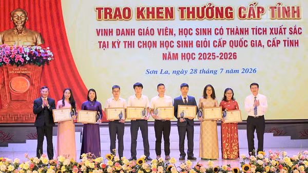 Lãnh đạo Đảng ủy Ủy ban nhân dân tỉnh Sơn La và Sở Giáo dục và Đào tạo tỉnh Sơn La trao Bằng khen của Chủ tịch Ủy ban nhân dân tỉnh cho các giáo viên có thành tích xuất sắc trong bồi dưỡng học sinh giỏi quốc gia.