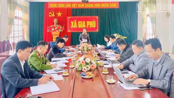 Đoàn giám sát tỉnh Sơn La làm việc và kiểm tra công tác chuẩn bị bầu cử tại xã Gia Phù.