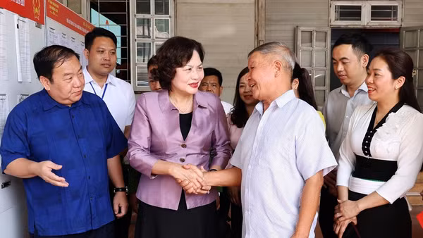 Những người ứng cử đại biểu Quốc hội Việt Nam khóa XVI trao đổi với cử tri tại Đơn vị bầu cử số 3, xã Mường Cơi và xã Mường Bang. 