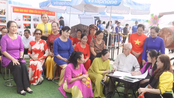 Trải nghiệm nghệ nhân viết chữ Thái tại Ngày hội Sách, Khoa học, Công nghệ và Đổi mới sáng tạo năm 2026.