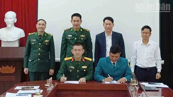 Ký kết biên bản bàn giao chức trách, nhiệm vụ của Chỉ huy trưởng Ban Chỉ huy Quân sự xã Chiềng Sơn.