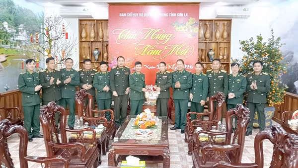 Đoàn Công tác Bộ Chỉ huy quân sự tỉnh Huaphanh, nước Cộng hòa Dân chủ Nhân dân Lào thăm, chúc Tết Ban Chỉ huy Bộ đội Biên phòng tỉnh Sơn La.