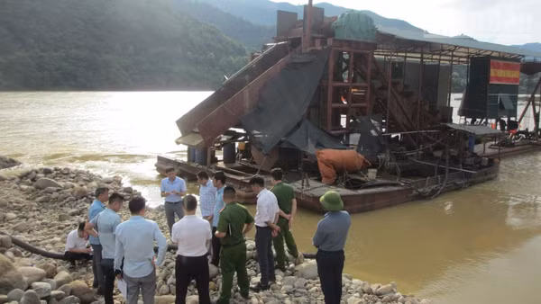 Đoàn liên ngành kiểm tra đột xuất hoạt động khai thác cát của Công ty trách nhiệm hữu hạn Tài nguyên và Khoáng sản Thăng Long-Hà Nội. (Ảnh: QUỐC TUẤN)
