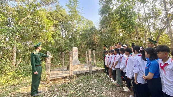 “Tiết học biên cương” tại cột Mốc 218 cho các cháu học sinh tại địa bàn do Đoàn thanh niên Đồn Biên phòng Phiêng Pằn tổ chức.