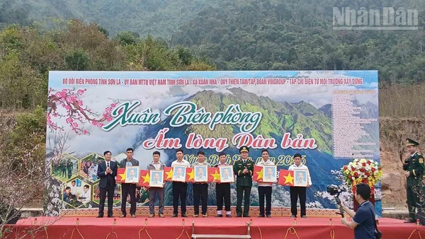 Lãnh đạo Ban Chỉ huy Bộ đội Biên phòng tỉnh Sơn La tặng cờ Tổ quốc, ảnh Bác Hồ cho 17 bản của xã Xuân Nha.