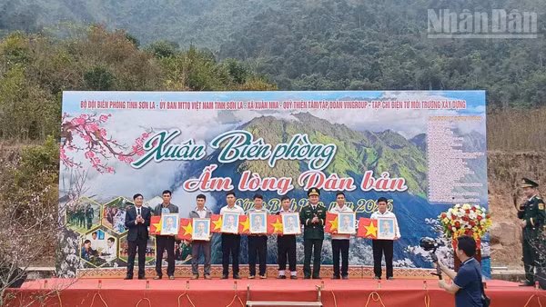 Lãnh đạo Ban Chỉ huy Bộ đội Biên phòng tỉnh Sơn La tặng cờ Tổ quốc, ảnh Bác Hồ cho 17 bản của xã Xuân Nha.