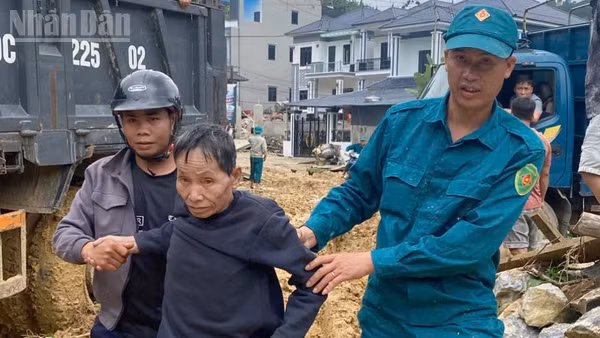 Các lực lượng hỗ trợ di dời người và tài sản tại các bản của xã Muổi Nọi, tỉnh Sơn La đến nơi an toàn. (Ảnh: QUỐC TUẤN-QUỲNH LIÊN)