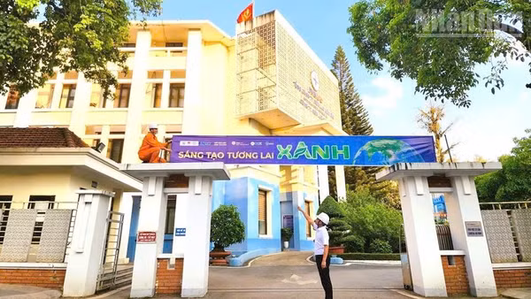 Cùng với hoạt động tuyên truyền, Công ty Điện lực Sơn La còn tổ chức treo băng-rôn lan tỏa hành động xanh hưởng ứng Giờ Trái đất.