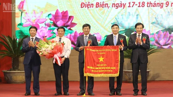 Đồng chí Trần Văn Sơn, Bộ trưởng, Chủ nhiệm Văn phòng Chính phủ trao Cờ thi đua của Thủ tướng Chính phủ cho tỉnh Điện Biên.