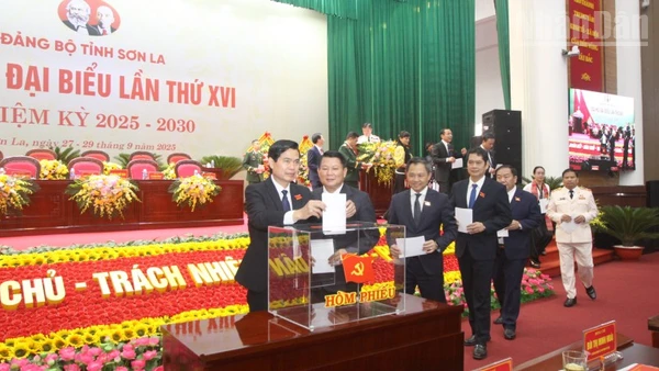 Các đại biểu bầu Ban Chấp hành Đảng bộ tỉnh Sơn La khóa XVI, nhiệm kỳ 2025-2030.