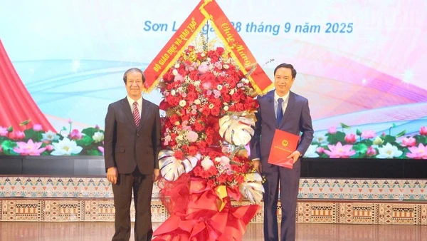 Đồng chí Nguyễn Kim Sơn, Ủy viên Trung ương Đảng, Bộ trưởng Giáo dục và Đào tạo trao quyết định và tặng hoa chúc mừng tân Hiệu trưởng Trường đại học Tây Bắc.