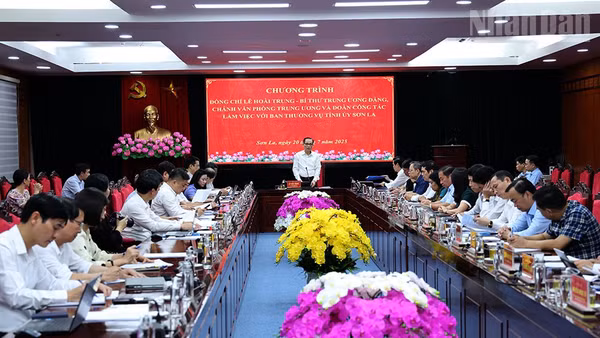 Đồng chí Lê Hoài Trung, Bí thư Trung ương Đảng, Chánh Văn phòng Trung ương Đảng làm việc với Ban Thường vụ Tỉnh ủy Sơn La.