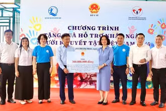 Thứ trưởng Y tế Nguyễn Thị Liên Hương trao hỗ trợ tại chương trình. (Ảnh: BTC)
