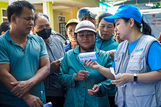 Cán bộ của UNICEF với người dân ở vùng bị ảnh hưởng bởi lũ lụt, sạt lở đất do hoàn lưu của bão số 3. (Ảnh UNICEF)