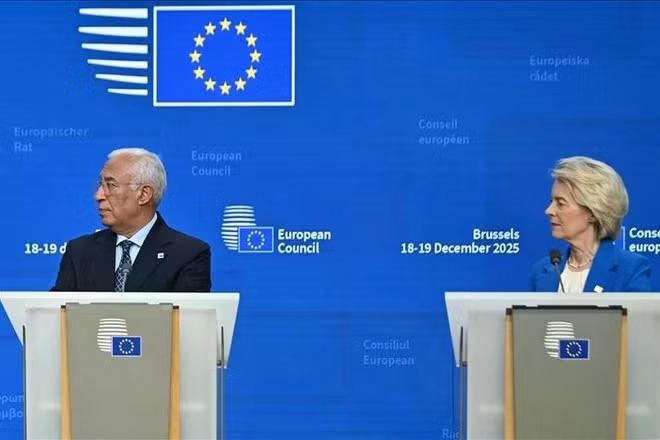 Chủ tịch Ủy ban châu Âu (EC) Ursula von der Leyen (phải) và Chủ tịch Hội đồng châu Âu Antonio Costa. (Ảnh: TTXVN)