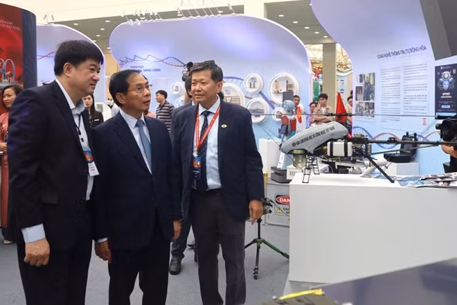 Lãnh đạo Viện Hàn lâm giới thiệu với Phó Thủ tướng Bùi Thanh Sơn về các giải pháp công nghệ đã được nghiên cứu, ứng dụng thành công trong thực tiễn. (Ảnh: ĐỨC HIẾU)