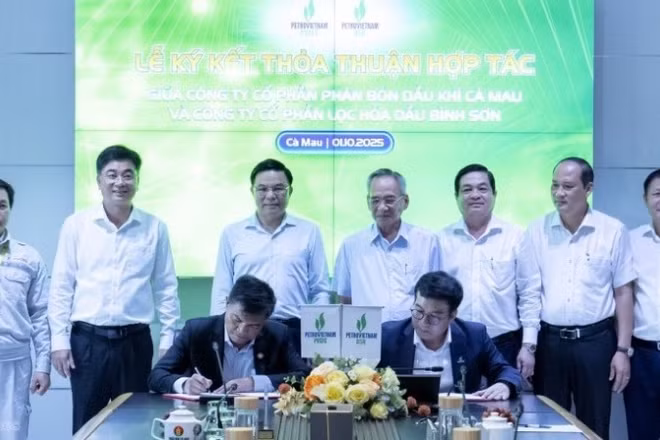 Đại diện PVCFC và BSR ký kết biên bản ghi nhớ thỏa thuận hợp tác với sự chứng kiến của các đại biểu, lãnh đạo Tập đoàn.