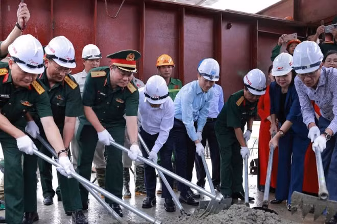 Các đại biểu thực hiện nghi lễ hợp long cầu Phong Châu mới.