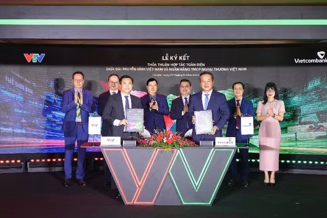 Ông Đỗ Thanh Hải - Phó Bí thư thường trực Đảng ủy, Phó Tổng Giám đốc thường trực VTV (bên trái) và ông Nguyễn Việt Cường - Phó Tổng Giám đốc Vietcombank (bên phải) đại diện hai đơn vị hoàn thành nghi thức ký kết hợp tác toàn diện trước sự chứng kiến của các đại biểu.