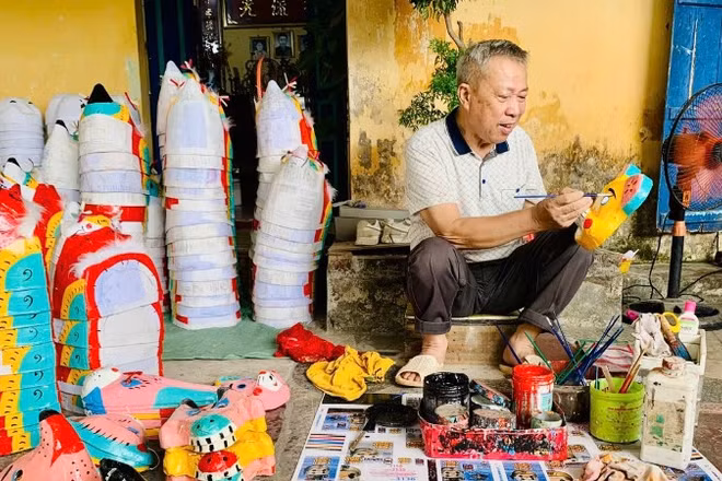 Làm mặt nạ, đồ chơi dịp Tết Trung thu ở thôn Hảo, xã Nguyễn Văn Linh tỉnh Hưng Yên.