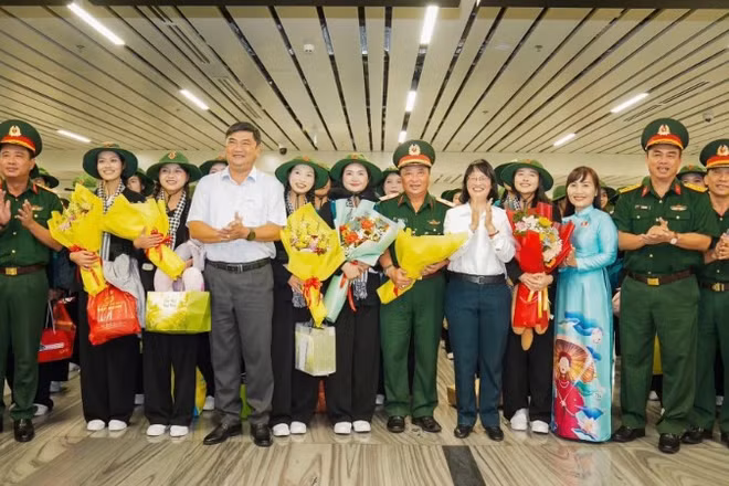 Lãnh đạo Ủy ban nhân dân Thành phố Hồ Chí Minh và Quân khu 7, Bộ Tư lệnh thành phố đón cán bộ, chiến sĩ trở về.