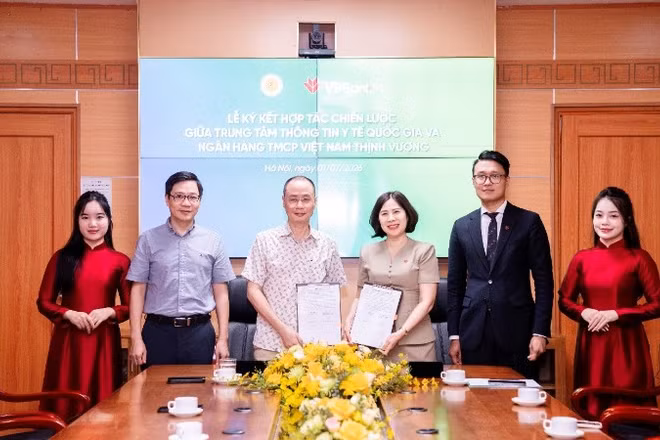 Đại diện VPBank và Trung tâm Thông tin Y tế Quốc gia ký kết Biên bản ghi nhớ hợp tác.